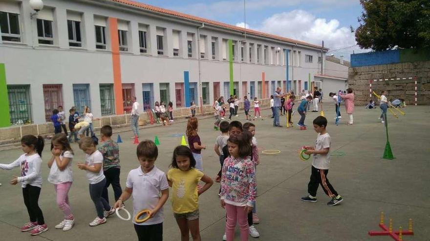 El colegio A Torre-Cela será uno de los beneficiados por la ampliación de la red de abastecimiento. // S. Á.