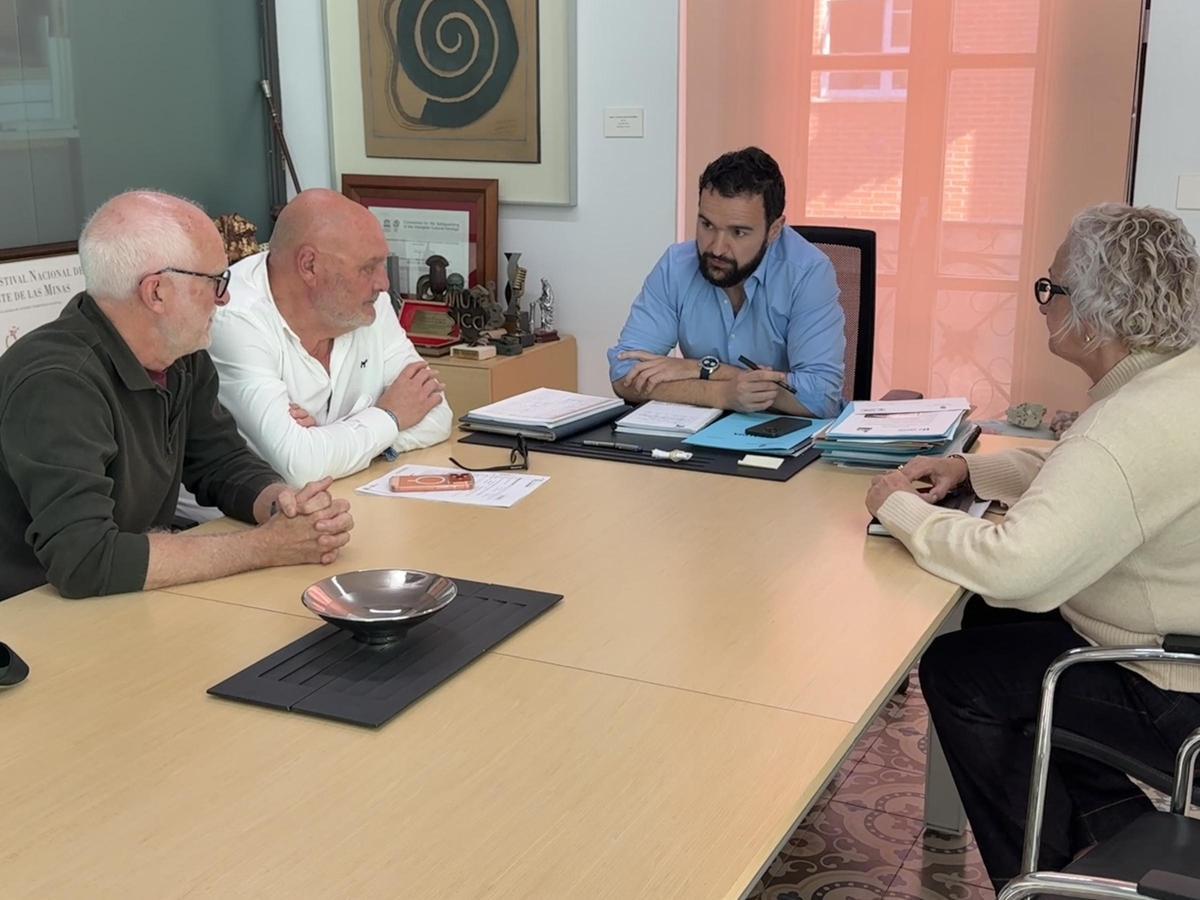 El alcalde Joaquín Zapata, este lunes en su reunión con la Fundación Sierra Minera, la Liga de Vecinos de Portmán y Club Náutico Portmán.