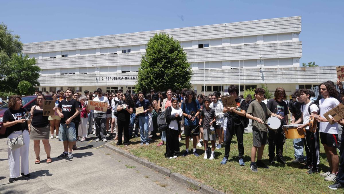 La comunidad educativa del centro vigués se concentró para protestar contra la forma de implantación de la nueva enseñanza.