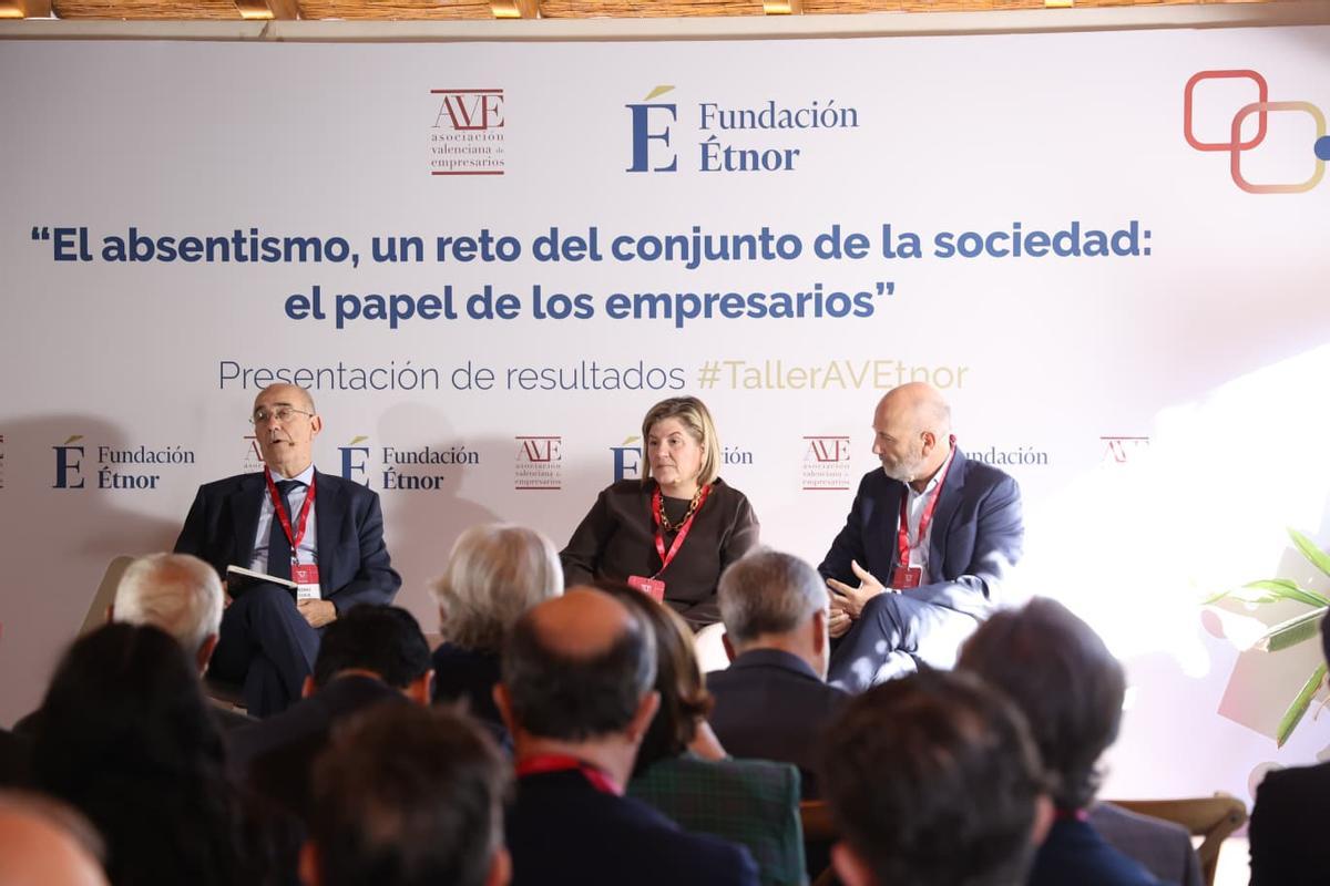 Pedro Coca, presidente de la Fundación Étnor; Consuelo Vaquer, de Nirvel; y Javier García, de Magic Costa Blanca.