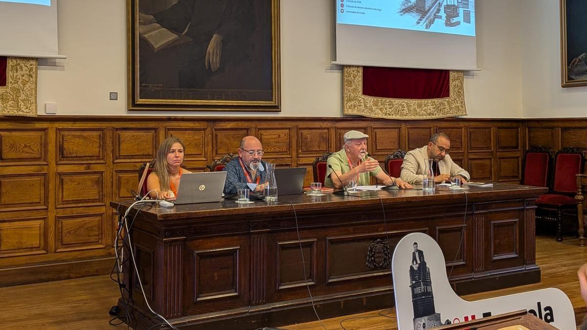 De izquierda a derecha, Tania Alonso Fernández, Santiago Sánchez Navarro, Alejandro Álvarez Lopez y Javier Pacheco Serradilla, moderador