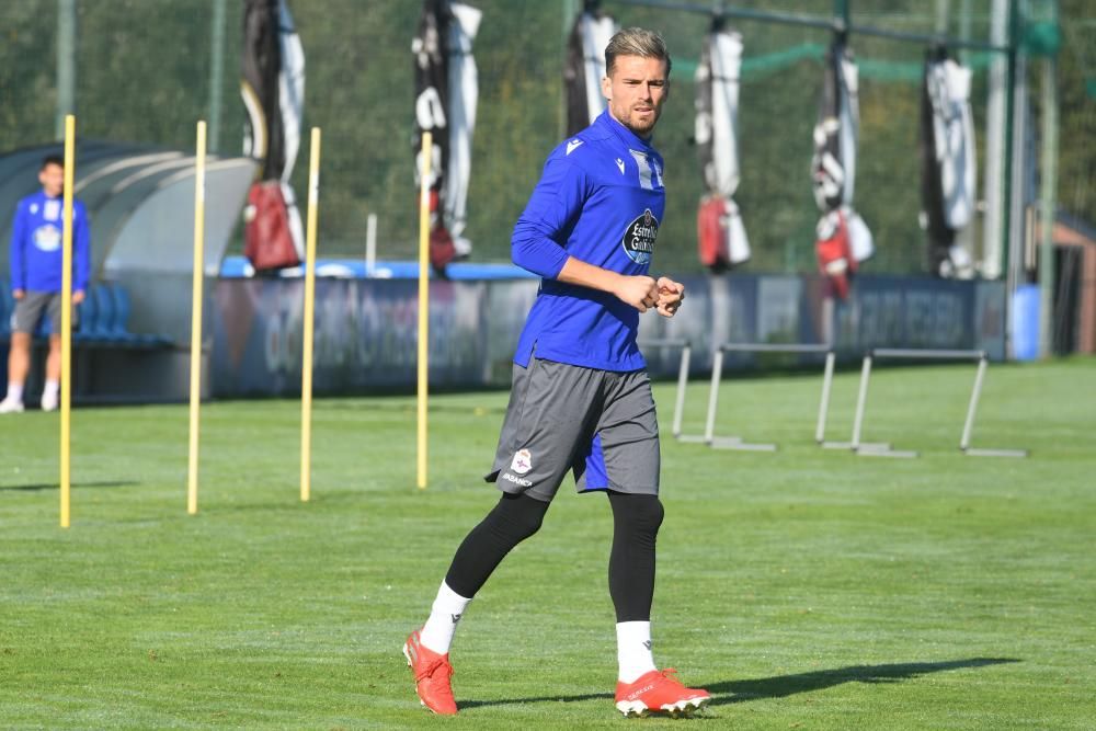 El Dépor se entrena en Abegondo a las órdenes de su nuevo técnico, Luis César Sampedro.  El domingo se enfrenta al Las Palmas, condicionado por numerosas bajan.