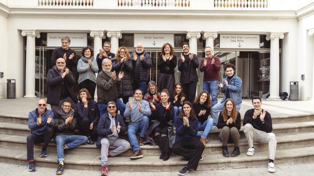 Una representació de l’equip Kursaal en una imatge del  passat febrer: pràcticament un centenar de persones  fan rutllar el teatre manresà