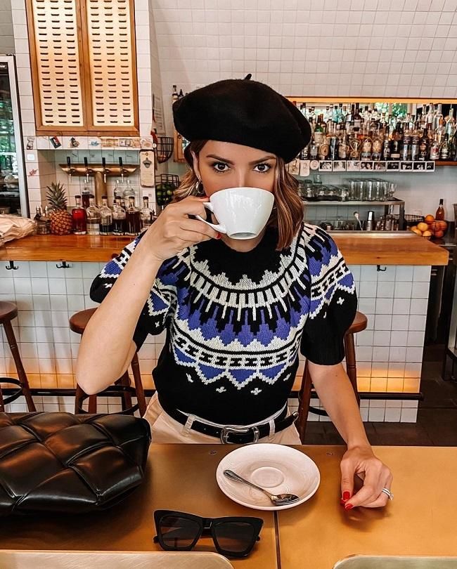Alexandra Pereira tomando café en Kissproof
