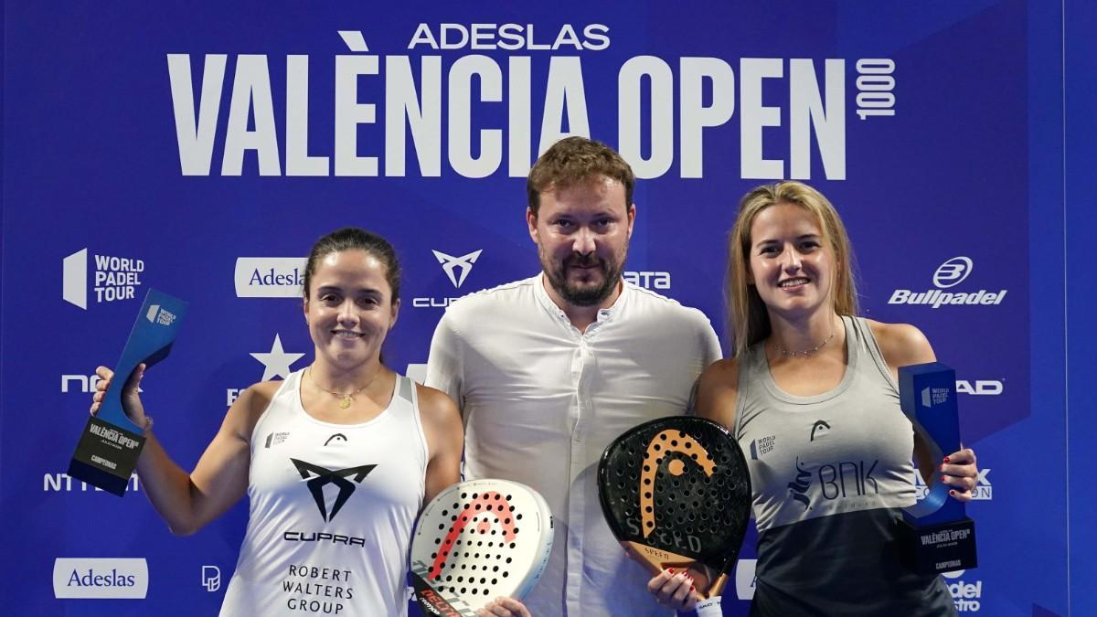 Paula Josemaría y Ari Sánchez posan como campeonas