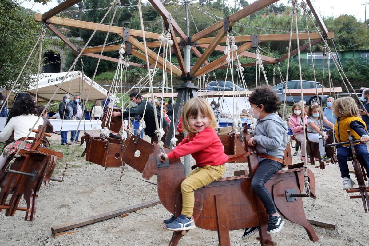 Los más pequeños disfrutaron de atracciones de época. // Marta G. Brea