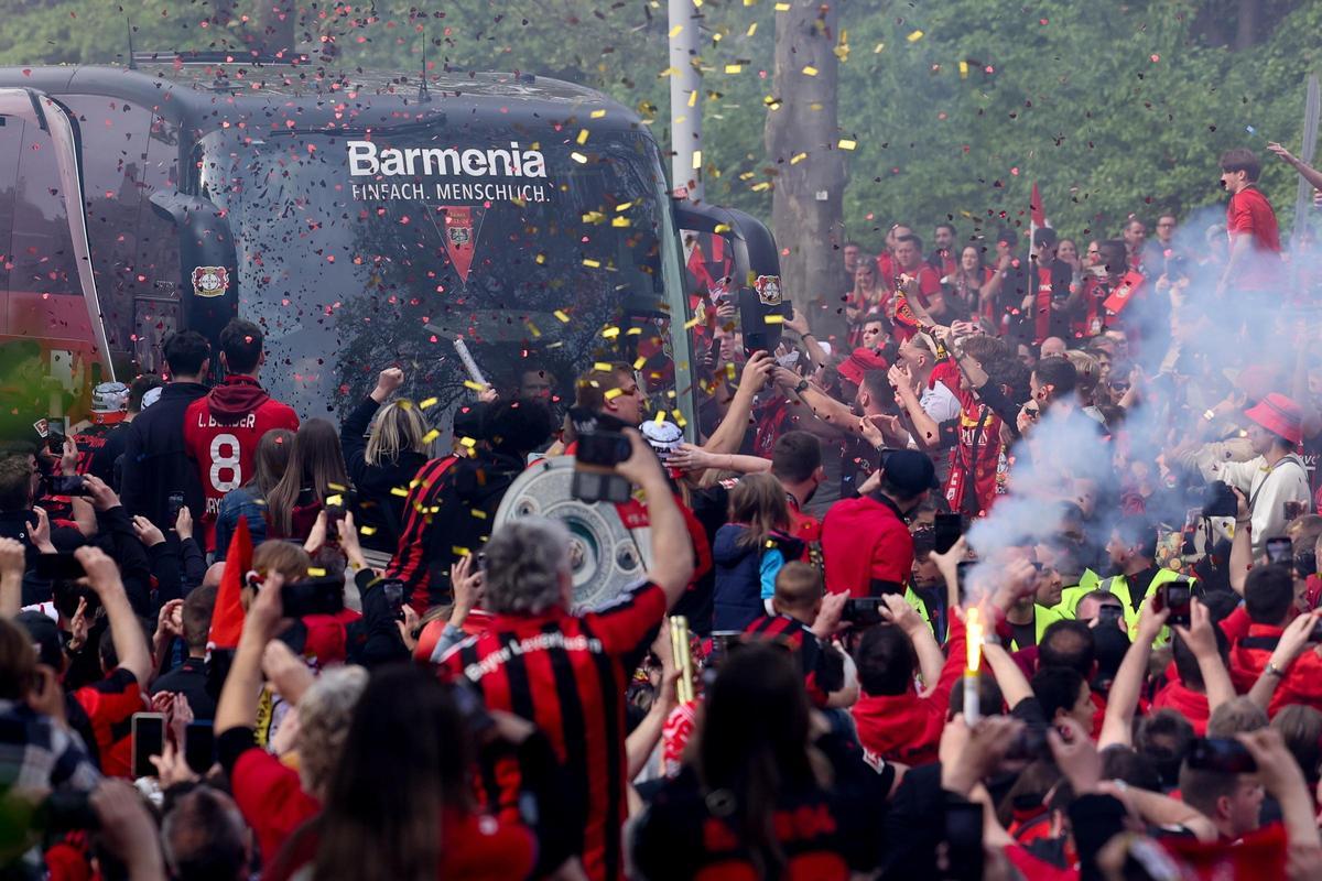 Los seguidores del Bayer Leverkusen reciben al equipo a su llegada al estadio BayArena. Los seguidores del Bayer Leverkusen reciben al equipo a su llegada al estadio BayArena.
