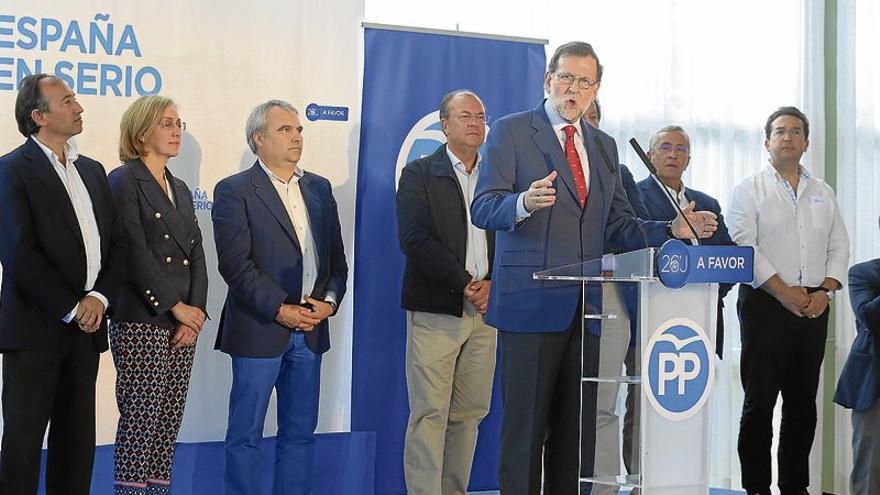 Rajoy: &quot;Seguiremos trabajando por las infraestructuras, aquí por el AVE&quot;