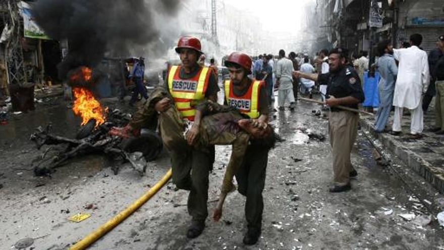 Miembros de los equipos de rescate trasladan a un herido.