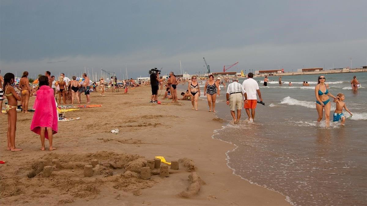 Imagen de archivo de la playa de Ribes Roges con bandera roja.