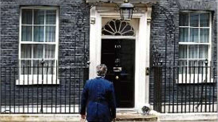 Aviat Cameron deixarà de creuar la porta del 10 de Downing Street.