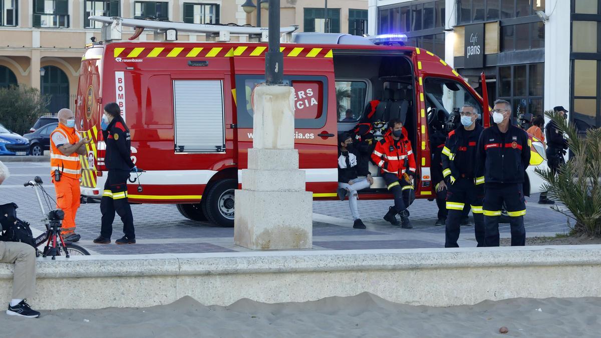 Buscan a un joven desaparecido en el agua de la playa de la Malva-rosa