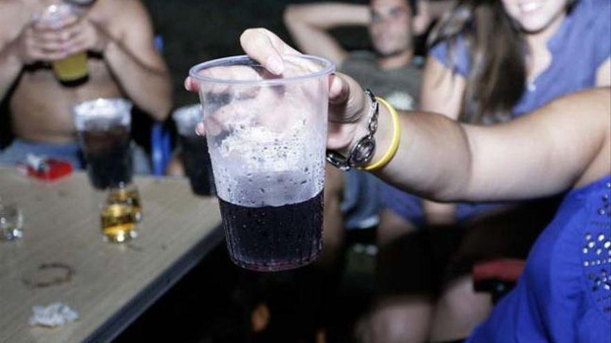 Alertan sobre el impacto de que los jóvenes idealicen en redes beber alcohol.