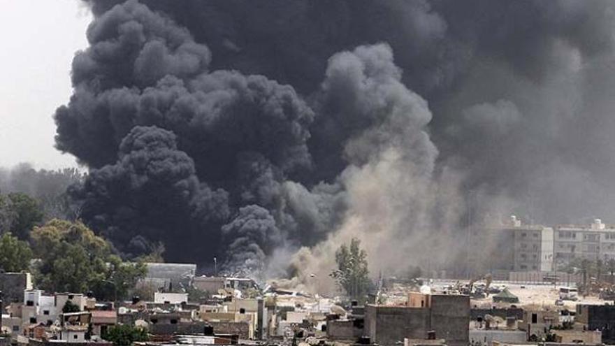 Columnas de humo en Trípoli tras un ataque de la OTAN, el 7 de junio de 2011.