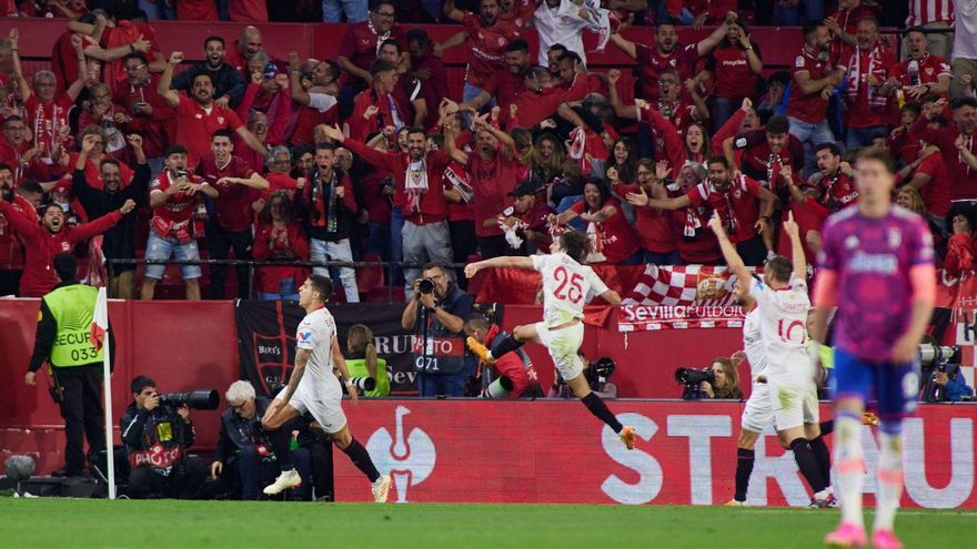 Jugadores y afición festejan el gol decisivo de Lamela. |  // E.P.