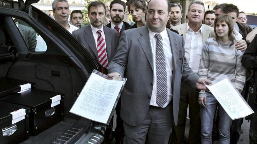 Oriol Giralt , cabeza visible de los promotores de la moción de censura contra el presidente del Bar a, Joan Laporta, se ha personado hoy en las oficinas del club en Barcelona con los casi 8.000 avales recogidos en los últimos 14 días.