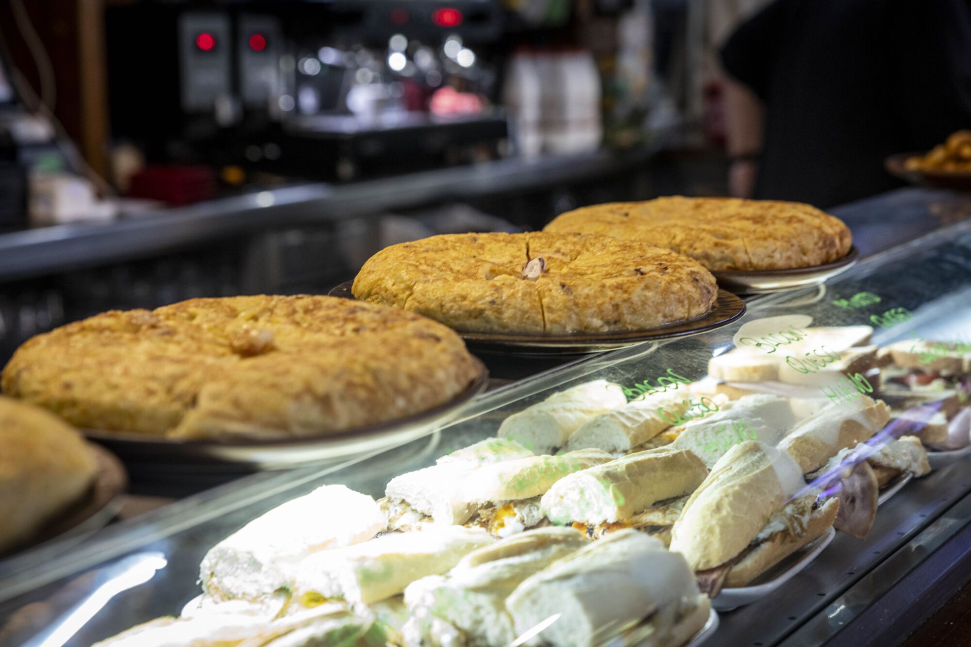 En imágenes | El Rincón de Baro, el bar del Actur que se ha hecho viral por sus tortillas de sabores