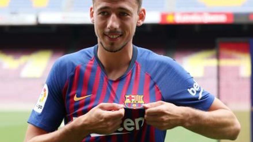 Lenglet mostra l&#039;escut de la samarreta sobre la gespa del Camp Nou