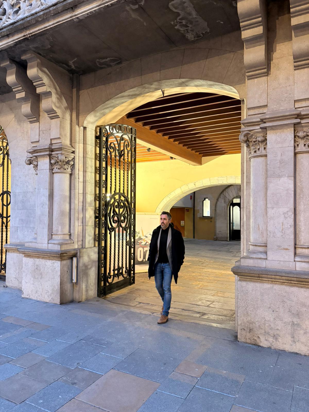 Marc Puigtió, sortint de l'edifici de l'Ajuntament.