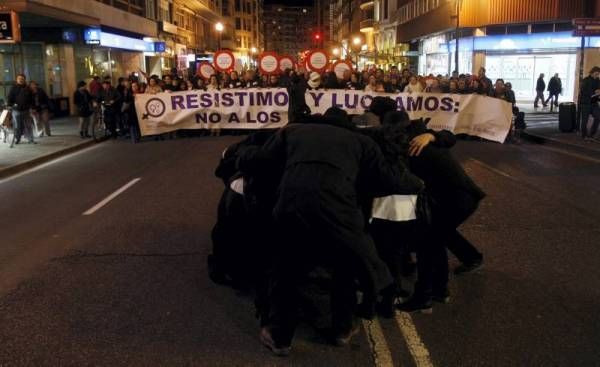 Manifestación bajo el lema 'Resistimos y luchamos, no a los recortes'