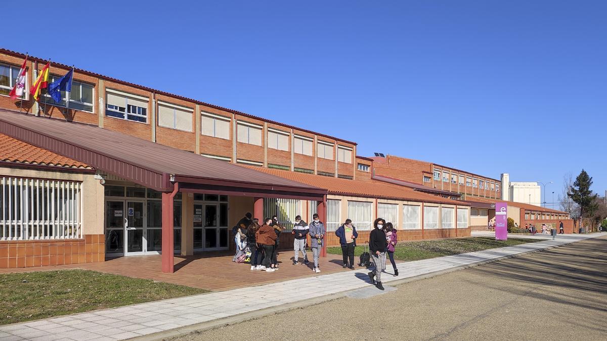 Una profesora con sus alumnos en el acceso al IESO Los Salados.