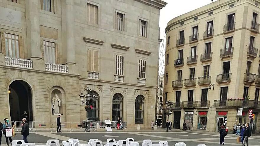 Cadires buides amb les bates blanques, ahir a Barcelona. | METGES DE CATALUNYA