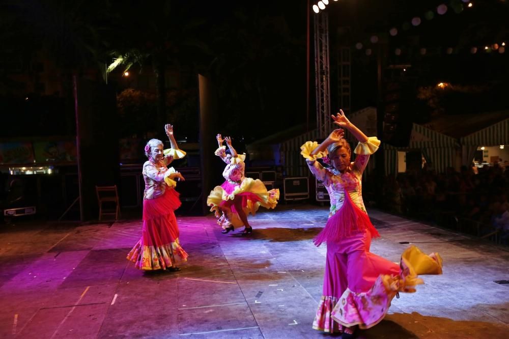 La Feria de Sevillanas 2017 comenzó anoche con una gran afluencia de público, actuaciones flamencas y de sevillanas, gastronomía y casetas, en el recinto portuario de Torrevieja