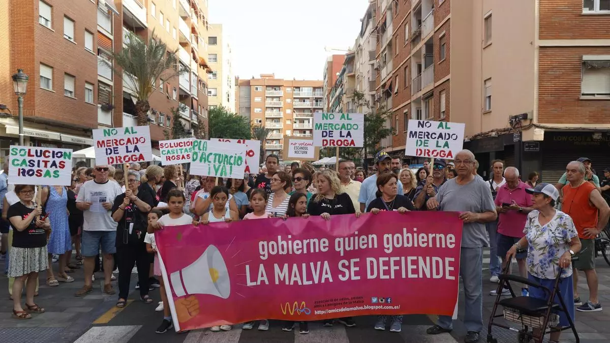 La Malva-rosa, "harta de esperar", sale a la calle para exigir soluciones para las casitas rosas