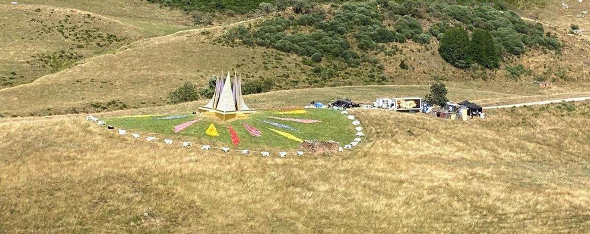 Arriba, plano del set de rodaje cerca del Lago del Valle. Sobre estas líneas, a la izquierda, Pura Menéndez, frente al campamento base del rodaje. A la derecha, uno de los buses llenos de gente que subieron al lago. | L. M.
