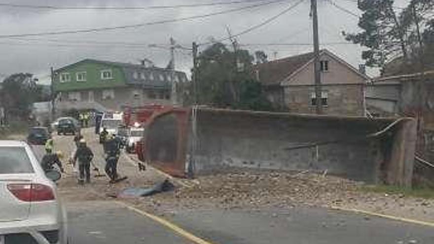 El camión volcado en la carretera en Budiño, con la carga sobre la calzada. // Faro