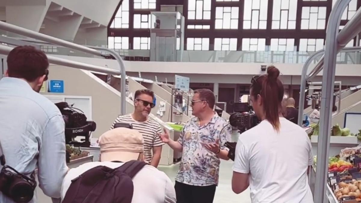 Gary Barlow, de Take That, visita A Coruña a bordo del crucero 'Arvia'.