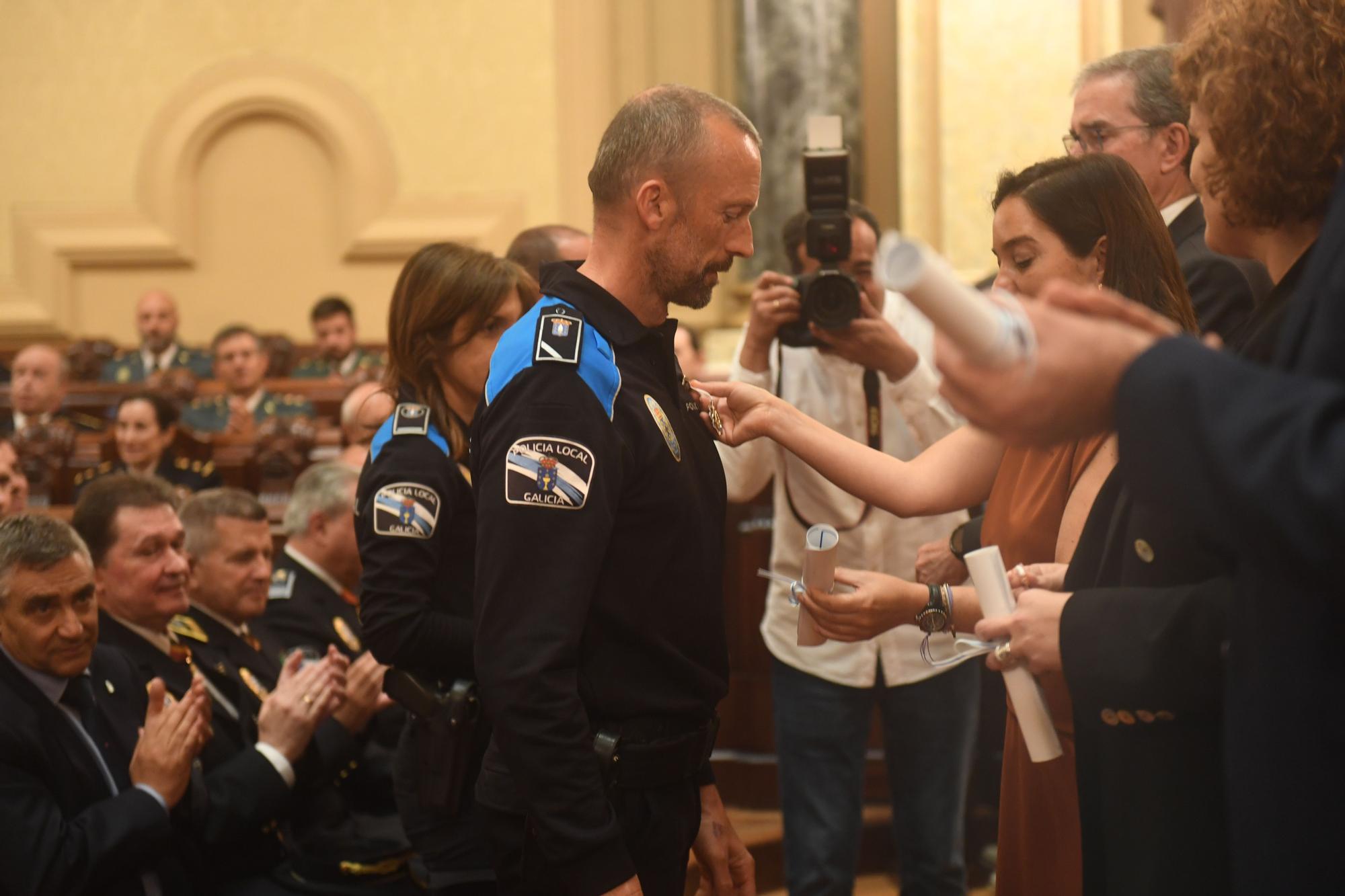 Homenaje a los policías locales de A Coruña que llevan 20 años en el cuerpo