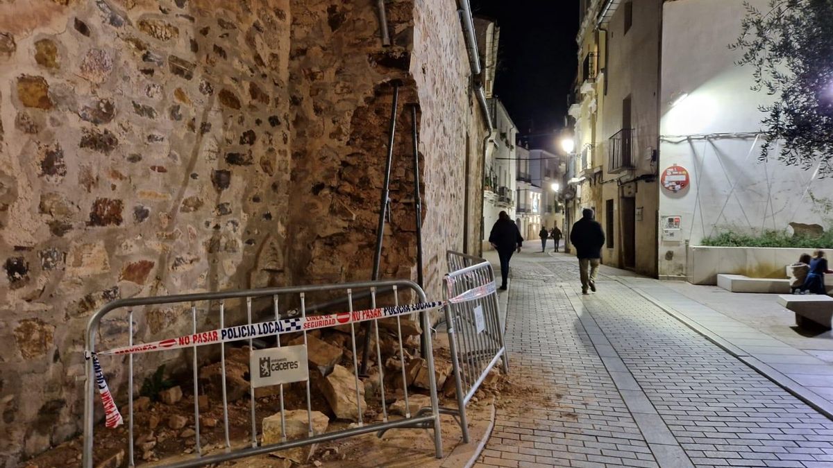 Estado en el que ha quedado la fachada tras el impacto del camión.