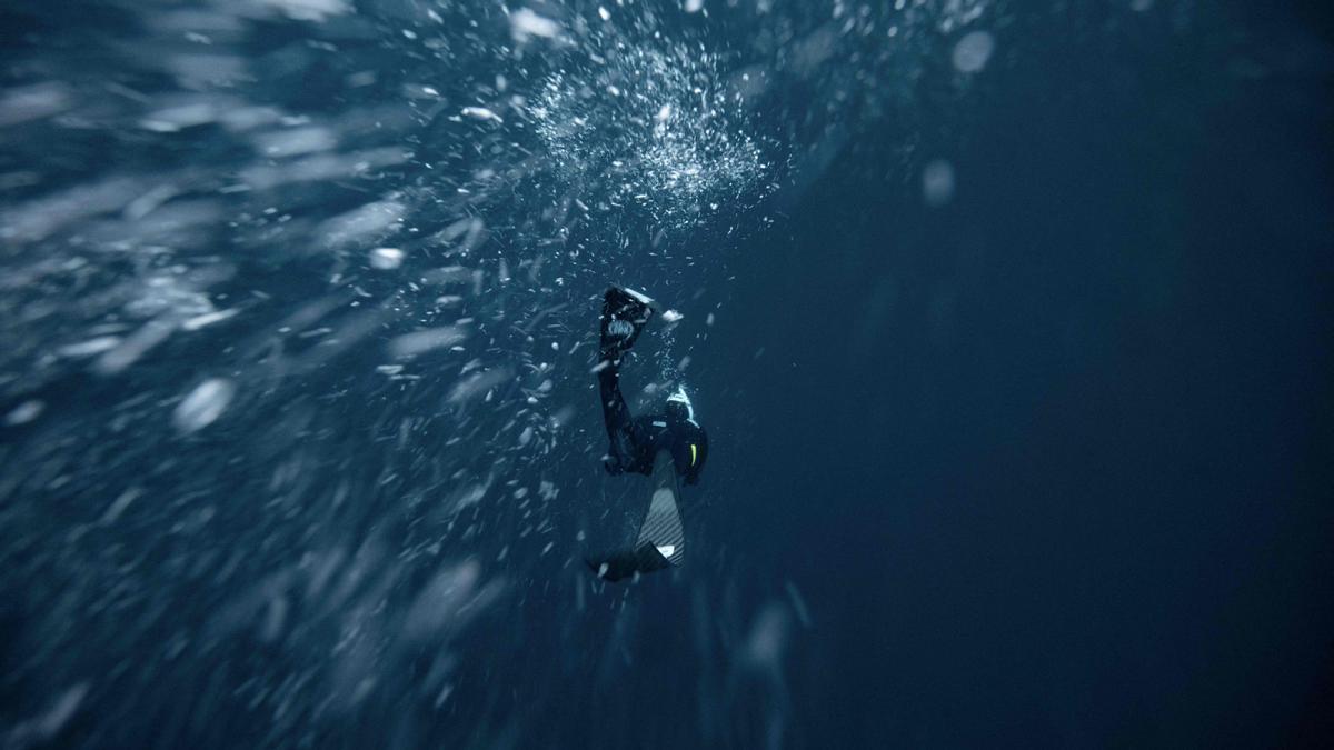 El cinco veces campeón mundial de apnea, el francés Arthur Guerin-Boeri, se sumerge en las profundidades para avistar orcas   en la isla Spildra.