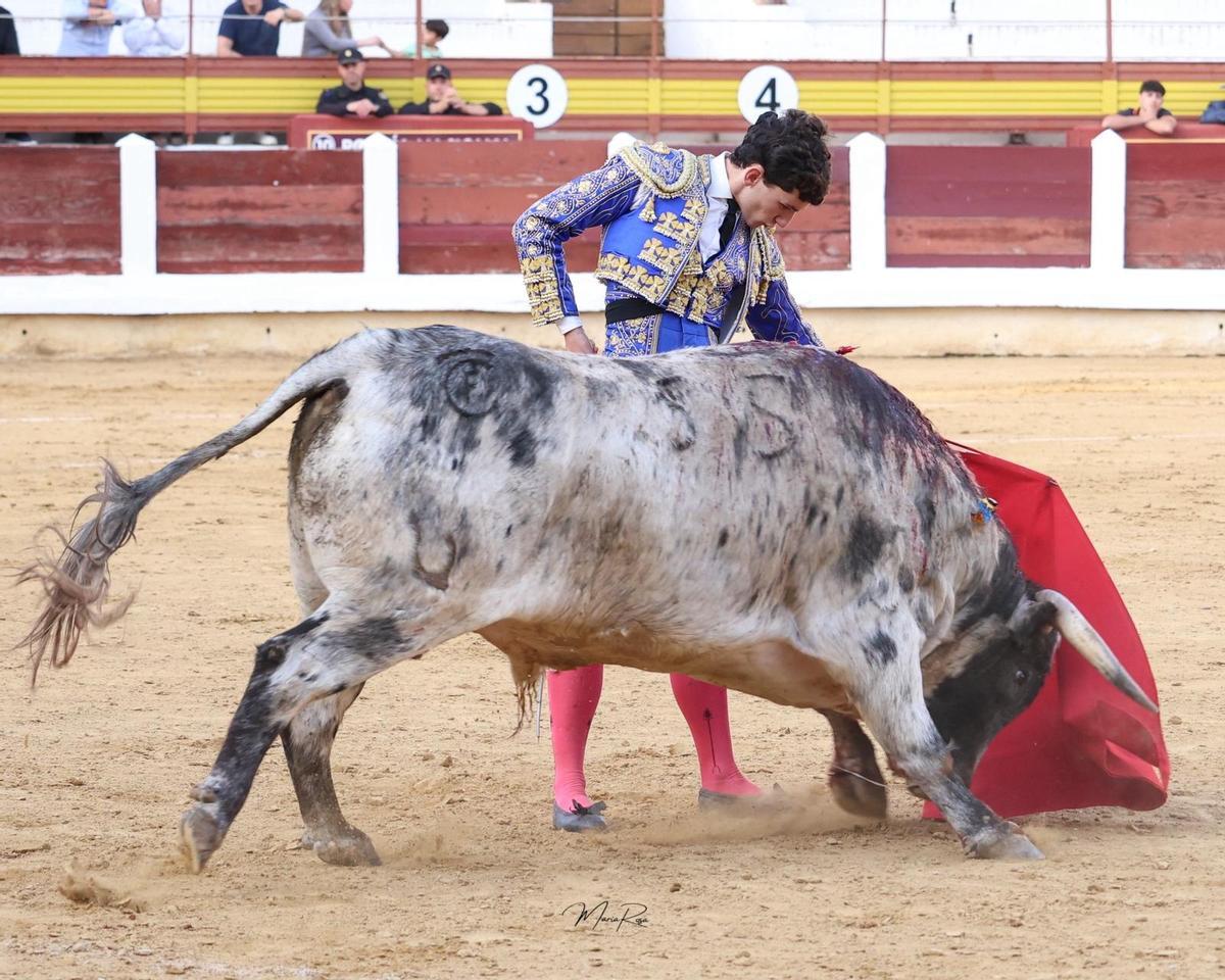 Carlos Tirado durante la faena al quinto.