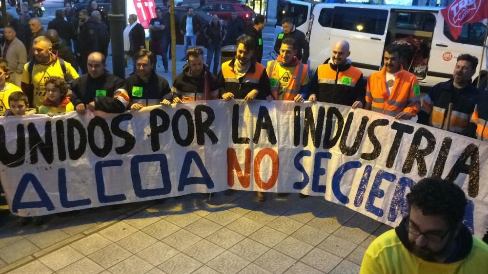 Multitudinaria marcha de "Alcoa no se cierra" en Avilés