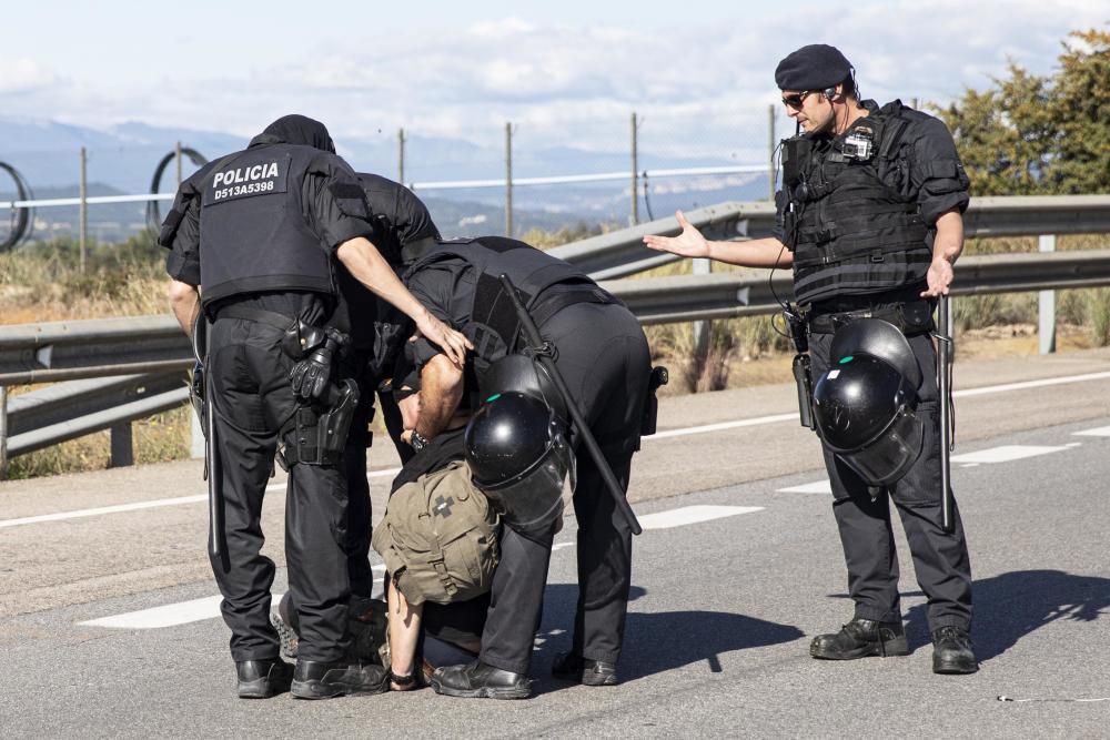 Els Mossos carreguen per dispersar les persones que tallaven la C-65 a Cassà