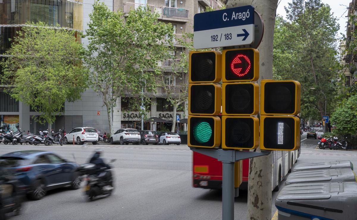 Semáforos en la calle Muntaner con Aragó.