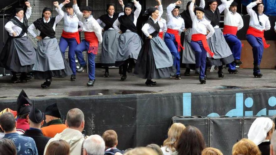 Actuación de &quot;Los Asturianos de Riañu&quot;, ayer, en El Carbayu.