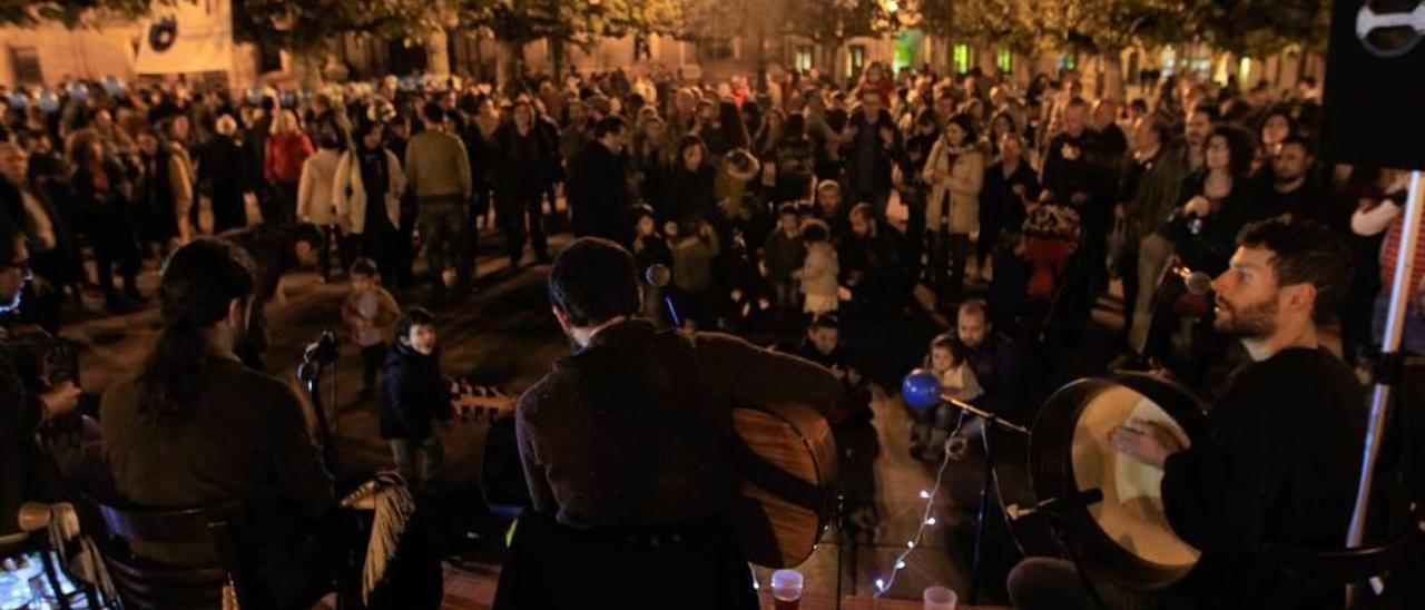 Un concierto en la plaza Daoíz y Velarde durante un amagüestu organizado por &quot;Oviedo Redondo&quot;.