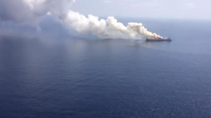 El buque incendiado en aguas del Atlántico al sur de Gran Canaria.