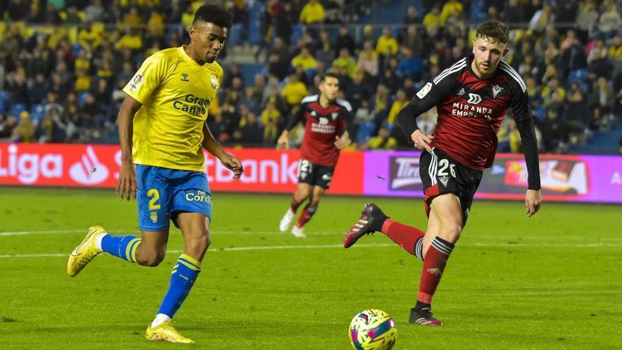 Marvin Park, en plena acción ante la vigilancia de Barbu en el partido entre la UD Las Palmas y el CD Mirandés. | | ANDRÉS CRUZ