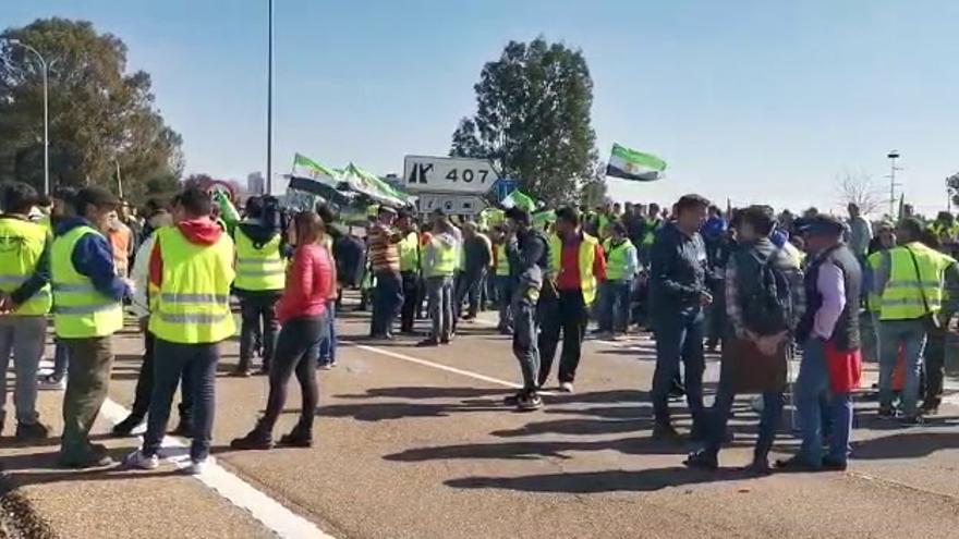 Los agricultores protestan cortando las principales vías de la región