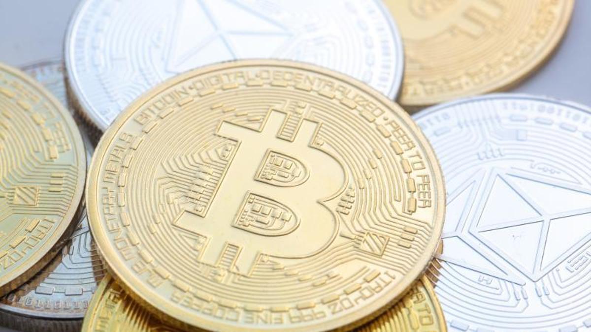 Representaciones físicas del Bitcoin, la criptomoneda más extendida y reconocida.