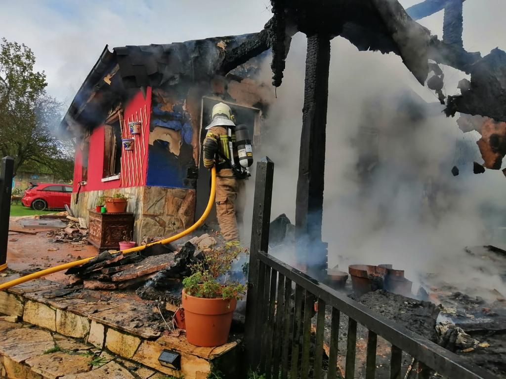 Un incendio calcina una pequeña casa de La Manjoya (Oviedo)