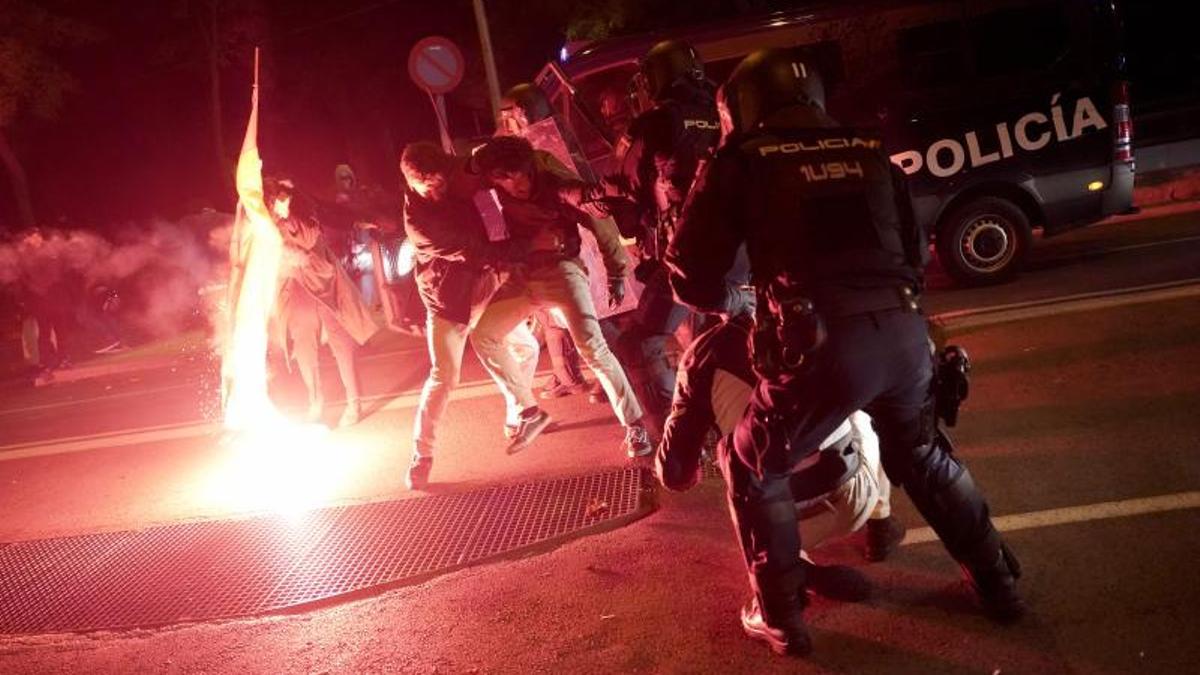 Policías y manifestantes, durante los desórdenes de la noche de este martes en la calle Ferraz de Madrid.