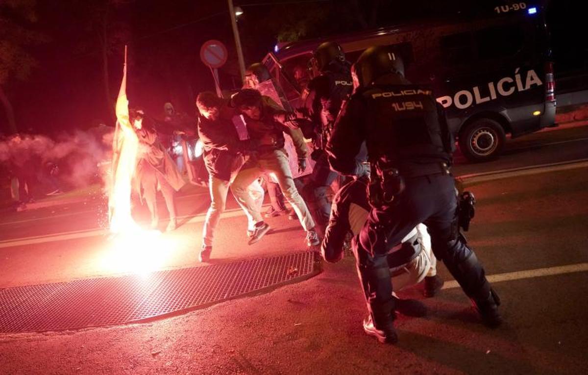 Policías y manifestantes, durante los desórdenes de la noche de este martes en la calle Ferraz de Madrid.