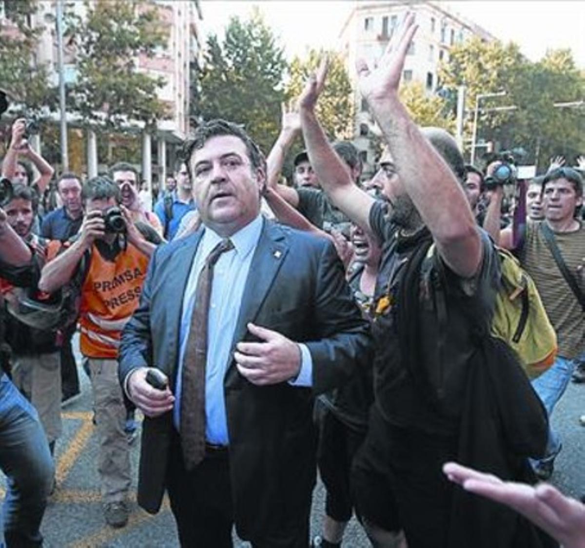 Alfons López Tena és increpat en els incidents de maig del 2011.