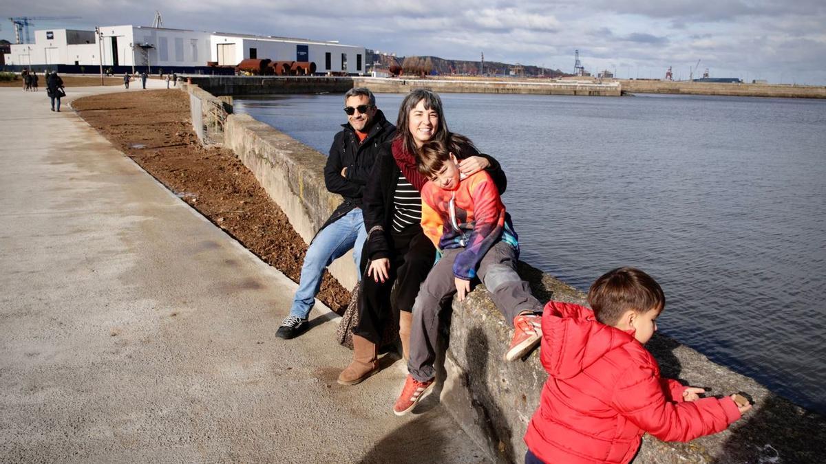 Los vecinos de Gijón estrenan el nuevo paseo junto al mar de Naval Azul: "Ha quedado precioso"