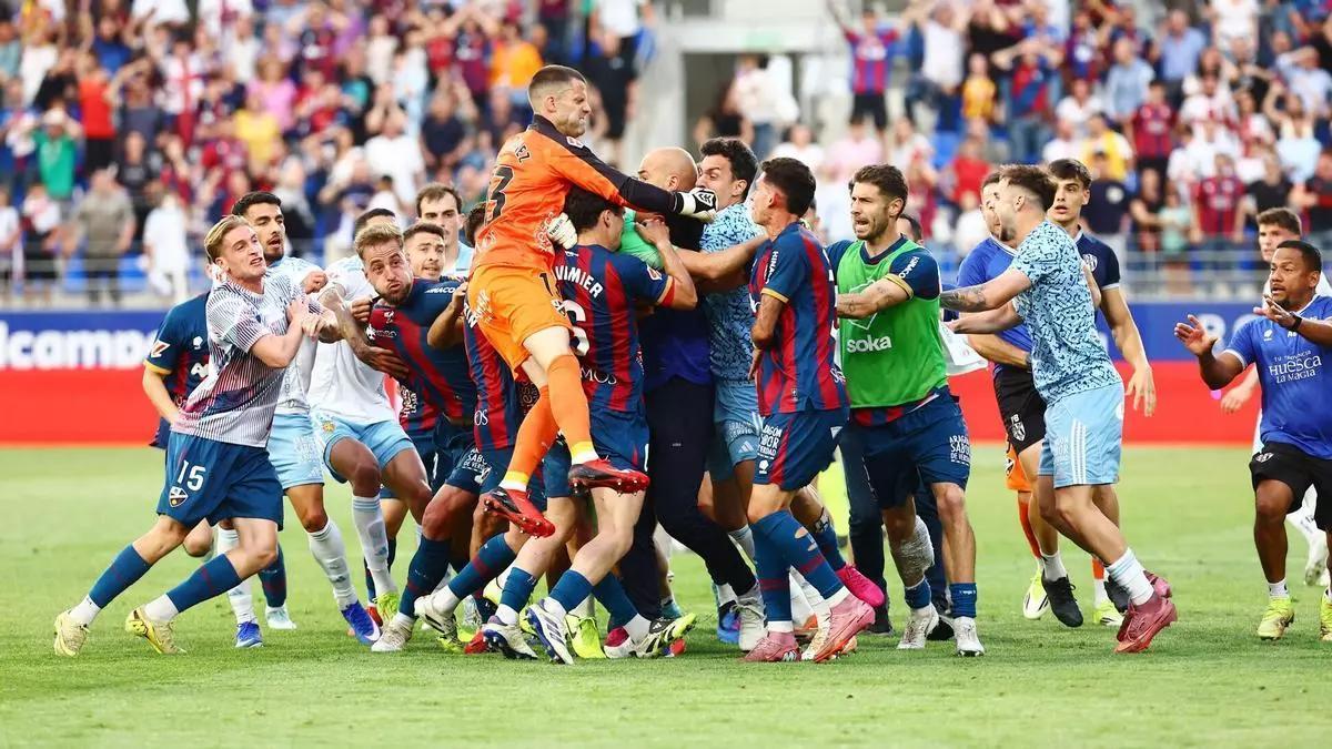 Dani Jiménez, en el momento del puñetazo por el que fue expulsado.
